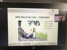 Montse Gelonch parlant de l'oli de la DOP Siurana