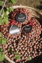 L'avellana negreta, entre els productes que comercialitza Ca Rosset